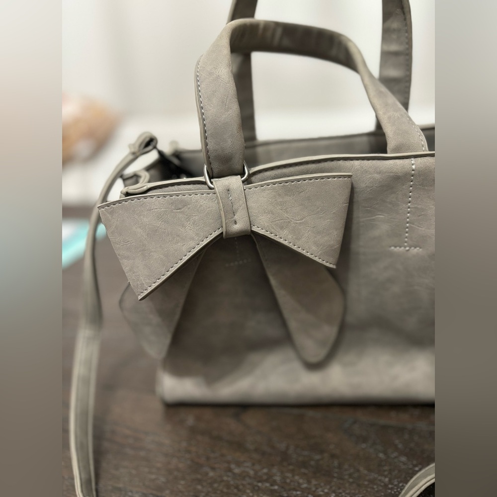EUC Gray crossbody purse with bow - Picture 2 of 7